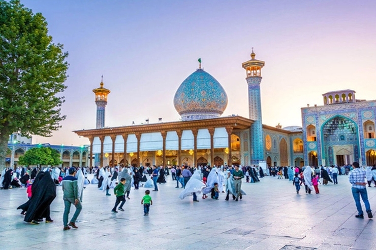 حرم احمد ابن موسی (ع)، برادر بزرگوار امام رضا (ع) در شیراز به «شاهچراغ» مشهور است. خیلی‌ها دلیل این نامگذاری را می‌دانند و خیلی‌ها هم شاید ندانند که این نام از کجا آمده و چه ماجرای شگفت‌انگیزی دارد «شاهچراغ».