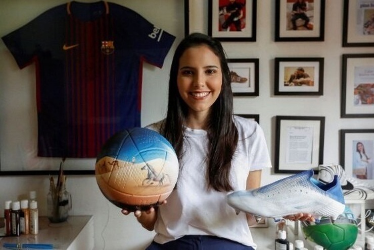 نقاشی روی کفش مسی و توپ‌های جام جهانی