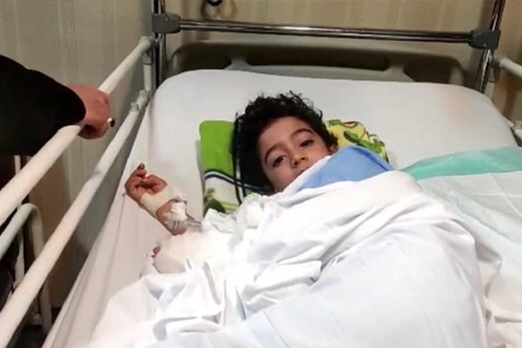 ویدئو | آرتین، کودک مجروح حادثه تروریستی شاهچراغ مرخص شد