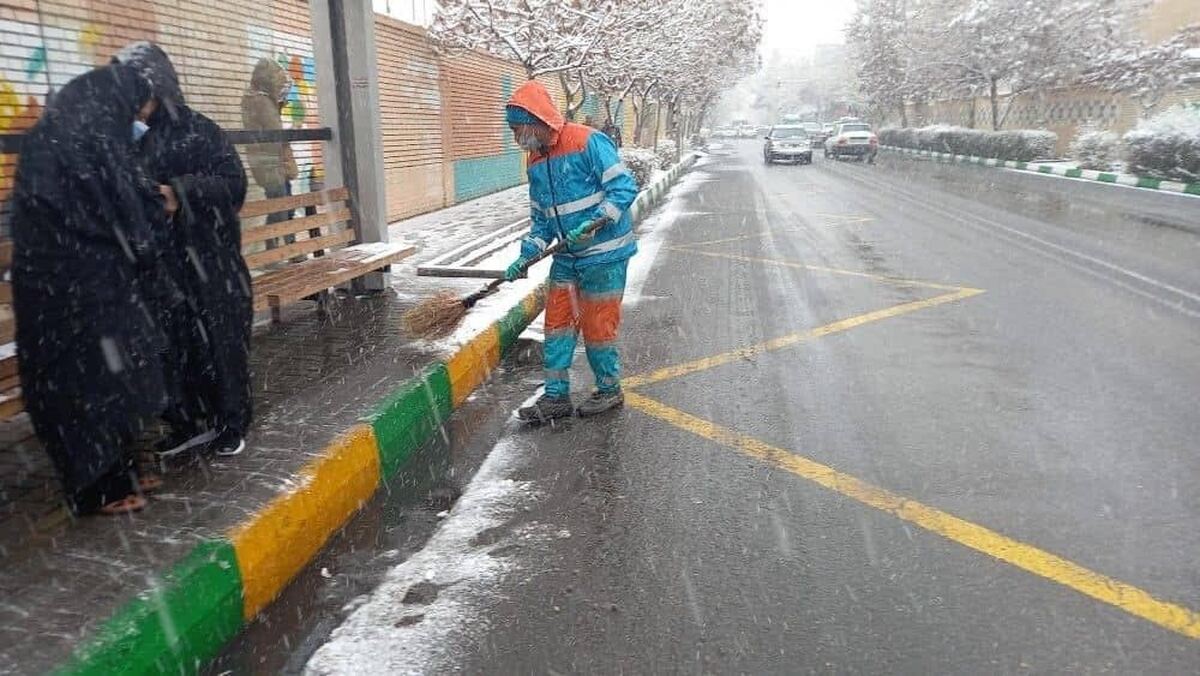 آماده‌باش ۲ هزار نیرو خدمات شهری در پی بارش برف در مشهد