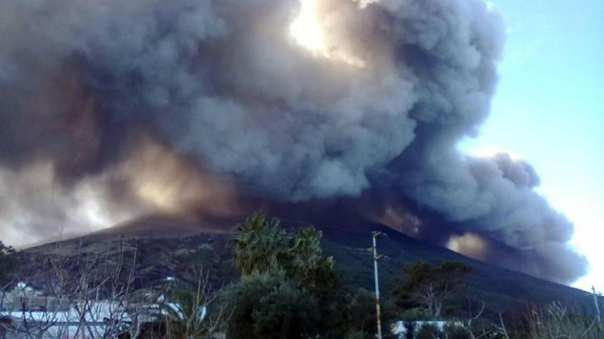 ویدئو| فوران وحشتناک کوه آتش فشان استرامبولی در جنوب ایتالیا