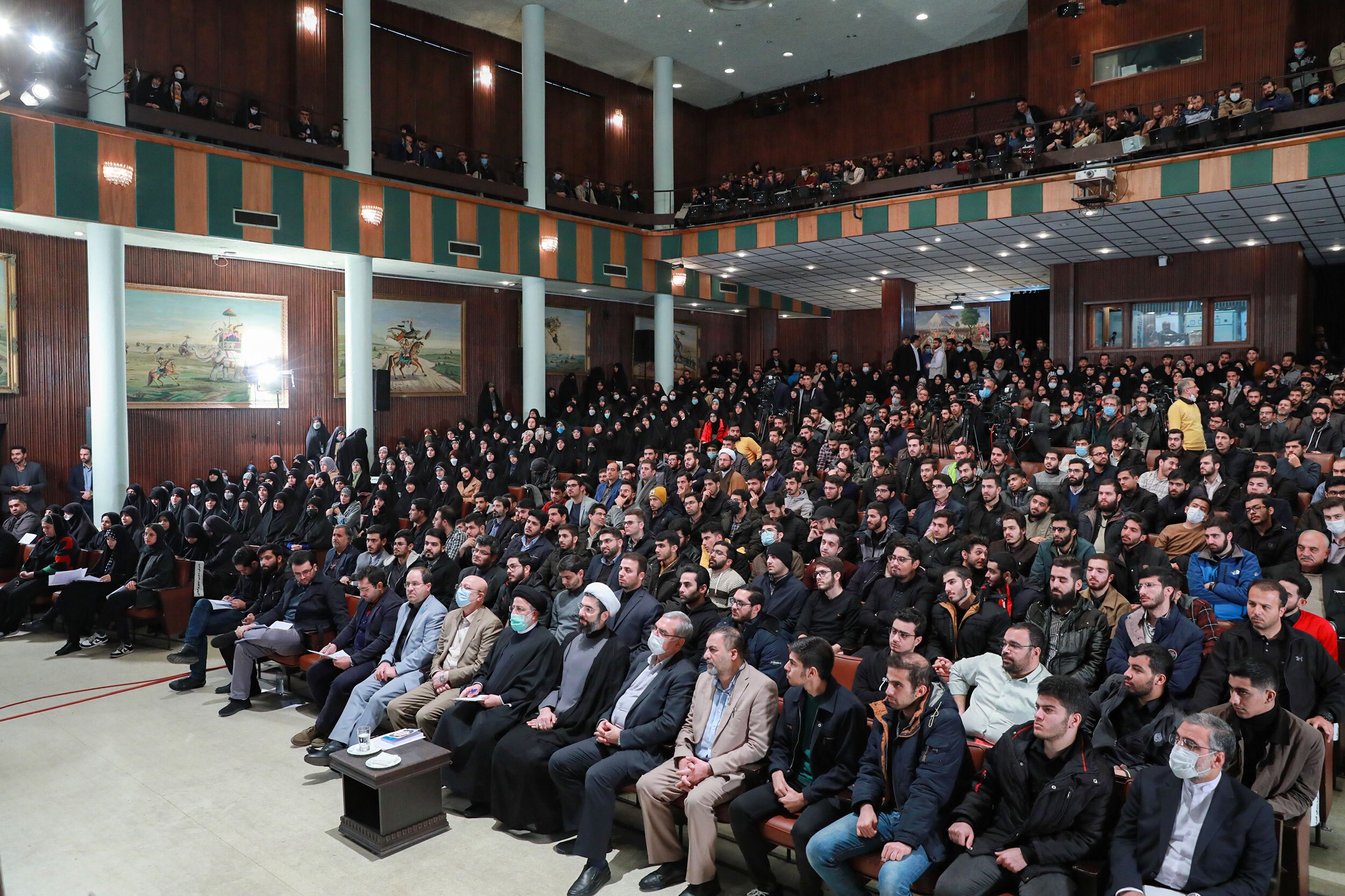 رئیس‌جمهور در دانشگاه تهران: به من گفتند امروز دانشگاه نروید| دنبال گشایشم نه تعطیلی دانشگاه| اعتراضات را باید شنید+ فیلم