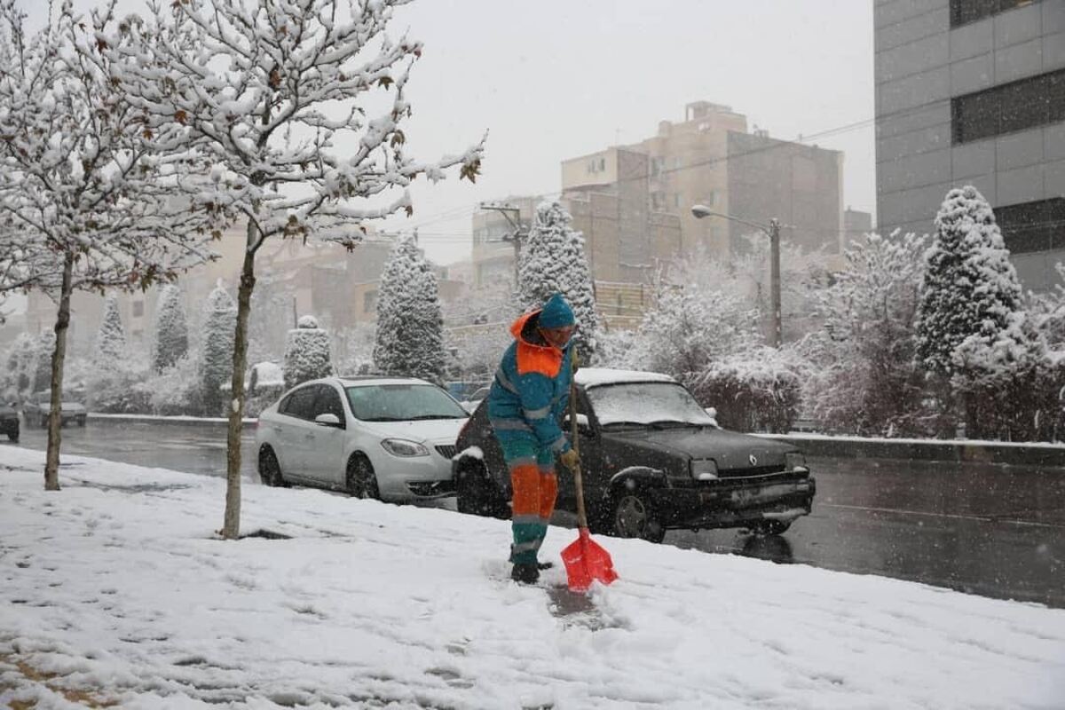 توزیع لباس  و تجهیزات زمستانه در میان پاکبانان مشهدی زودتر از سال‌های گذشته
