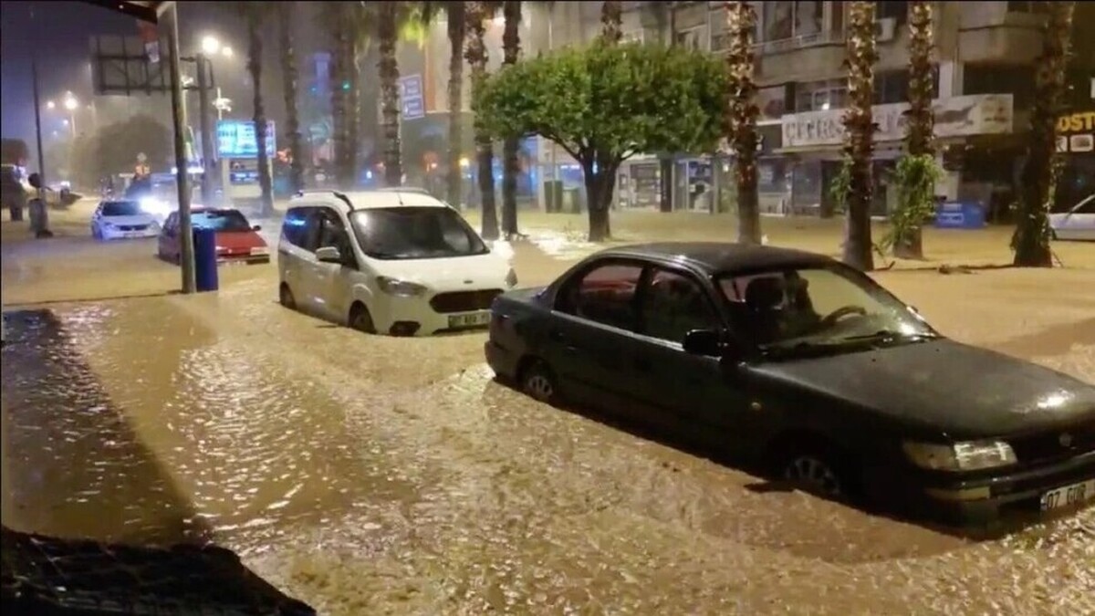ویدئو| بارش شدید باران و جاری شدن سیل در آنتالیا