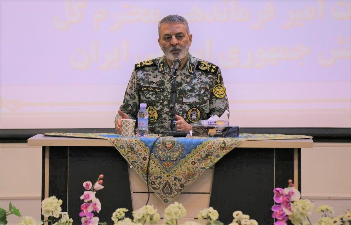 فرمانده کل ارتش: دشمن با تمام قدرت علیه کشور وارد جنگ شده| هدف نهایی دشمنان تجزیه ایران است