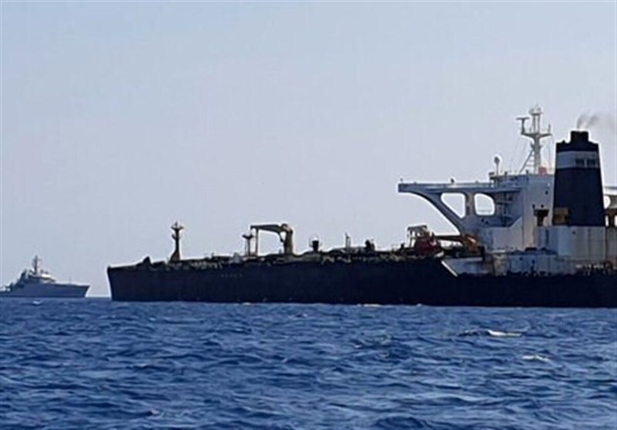 شناور حامل ۳۳۰ هزار لیتر سوخت قاچاق در خلیج فارس توقیف شد