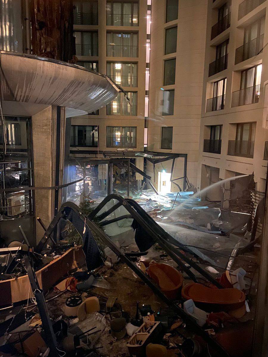 آکواریوم غول‌پیکر برلین ترکید | ماهی‌ها به خیابان آمدند + فیلم و تصاویر