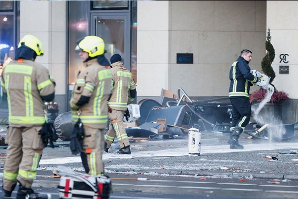 آکواریوم غول‌پیکر برلین ترکید | ماهی‌ها به خیابان آمدند + فیلم و تصاویر