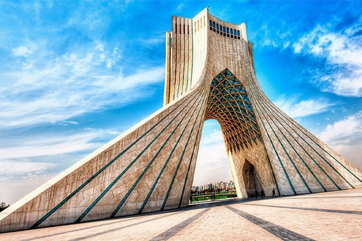برج آزادی، رنگ ایران به خود گرفت + عکس