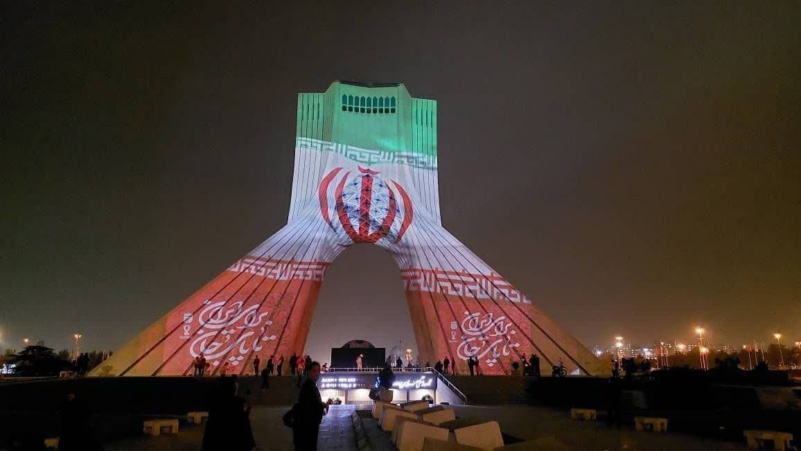 برج آزادی، رنگ ایران به خود گرفت + عکس