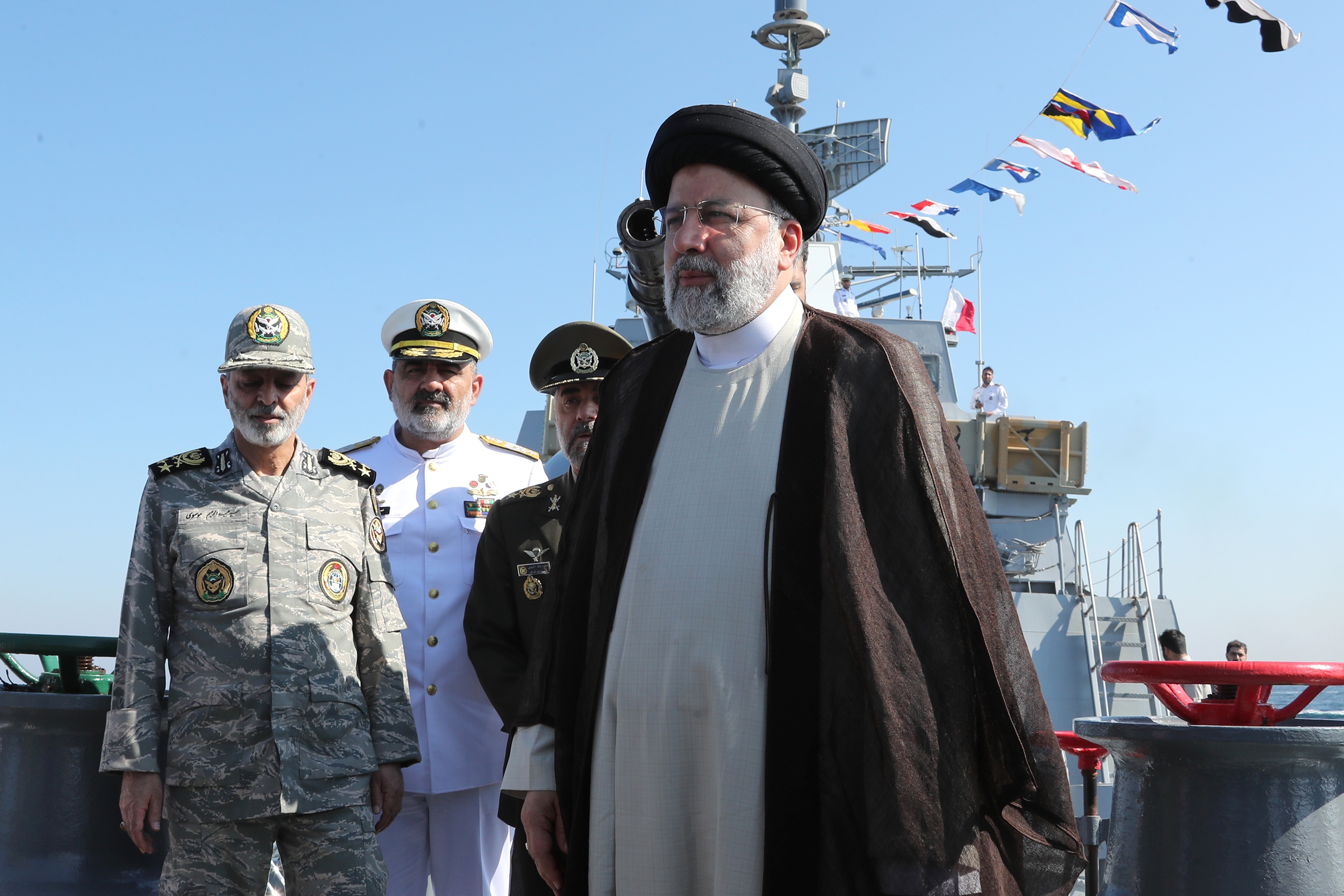 رئیس‌جمهور از رژه یگان‌های نمونه نیروی دریایی ارتش بازدید کرد+ عکس
