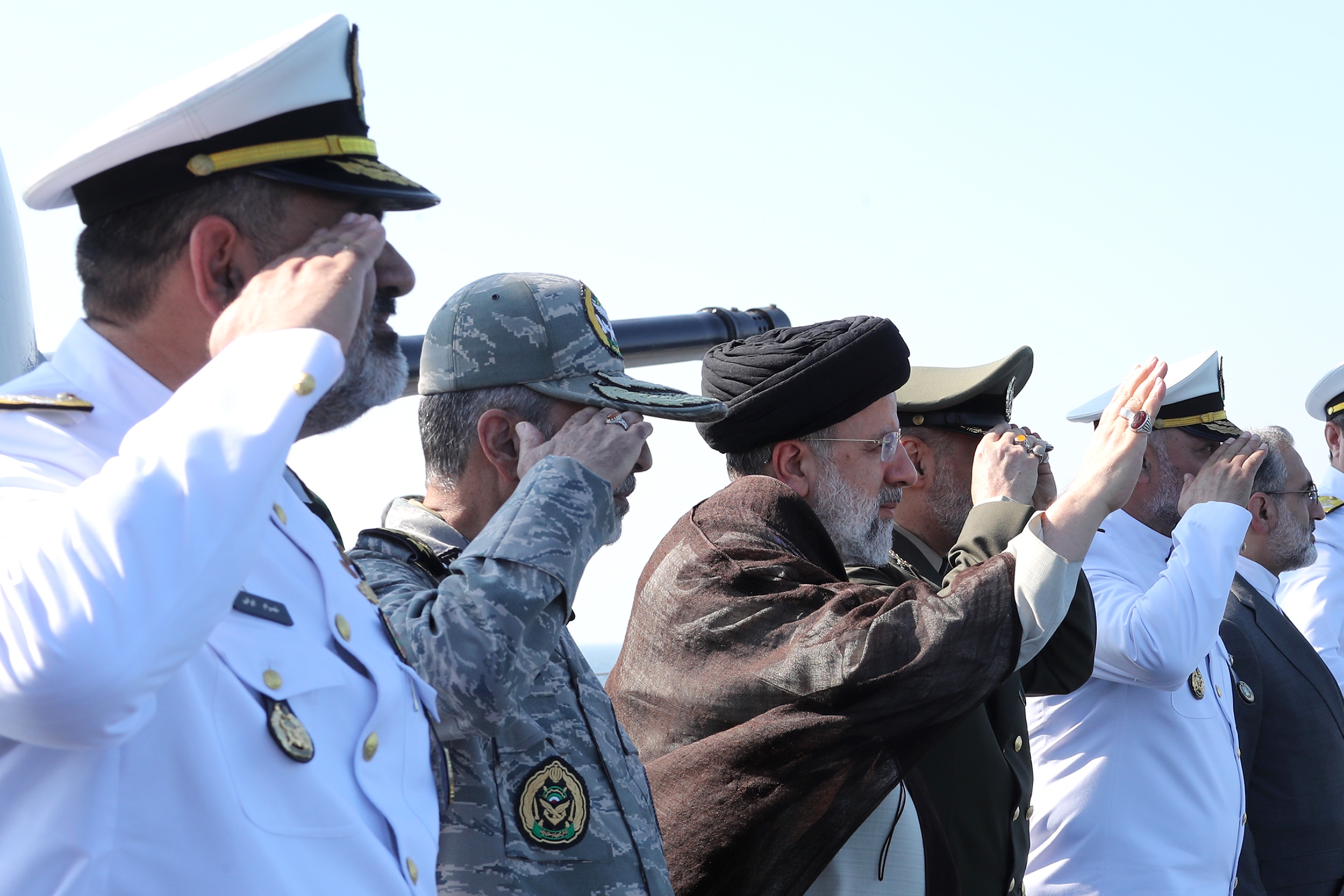 رئیس‌جمهور از رژه یگان‌های نمونه نیروی دریایی ارتش بازدید کرد+ عکس