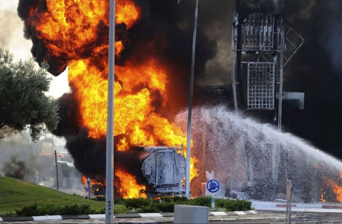 انفجار و آتش‎سوزی در آزمایشگاه صنعتی شهر اشدود + عکس
