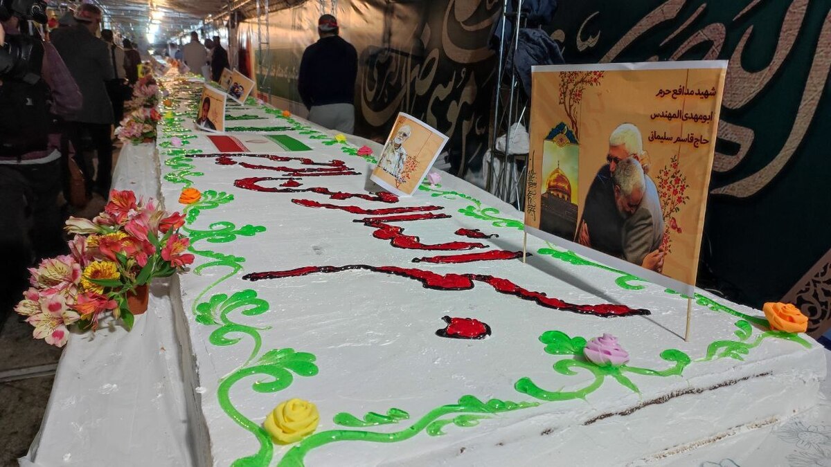 آماده‌سازی کیک ۶۹ متری به مناسبت ولادت حضرت زینب (س) در مشهد+ فیلم و تصاویر