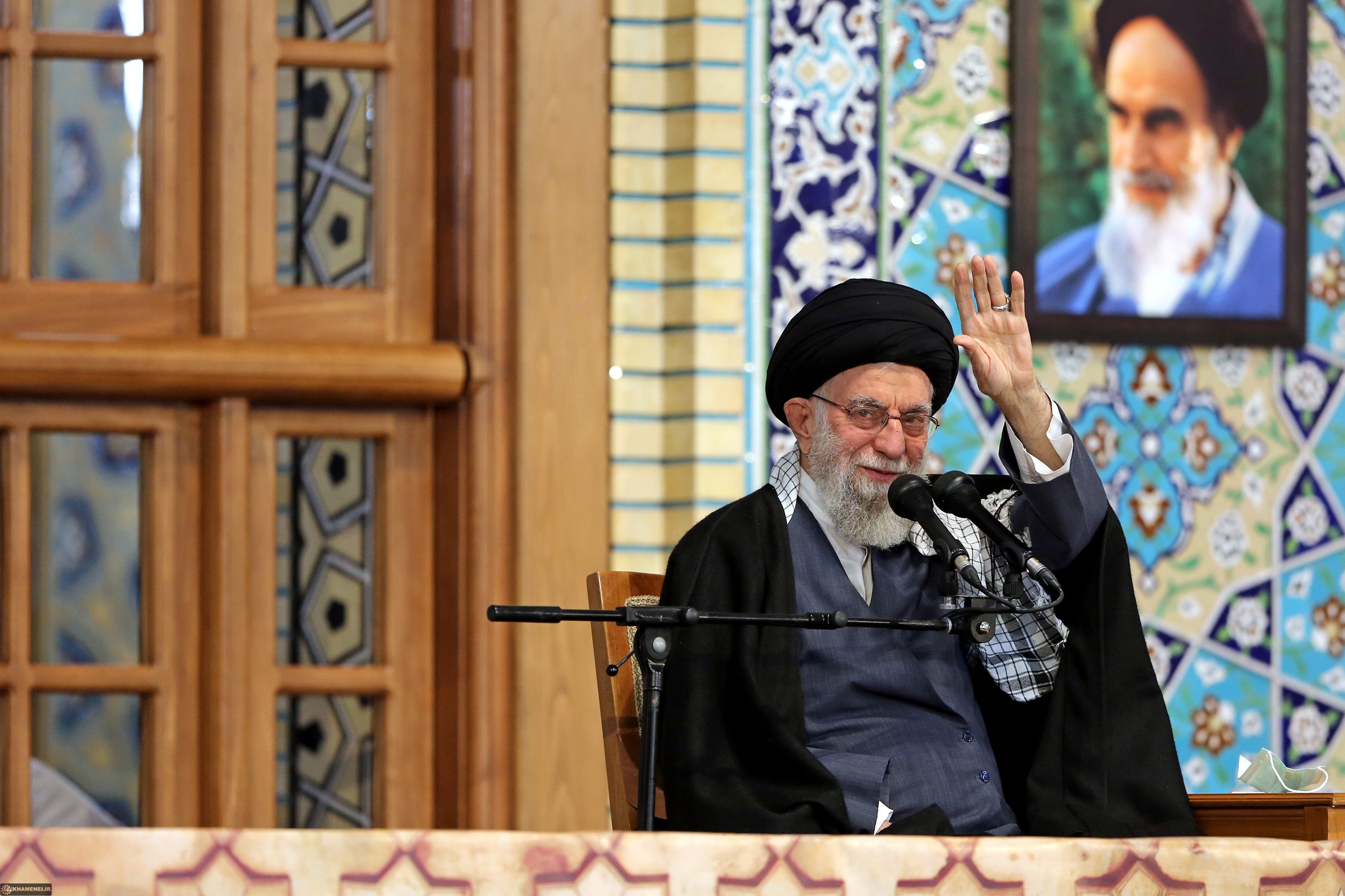رهبر انقلاب در حرم رضوی: وابستگی به دلار یکی از مشکلات اقتصادی است| دشمنان با هویت جمهوری اسلامی مخالفند‌+ فیلم و عکس