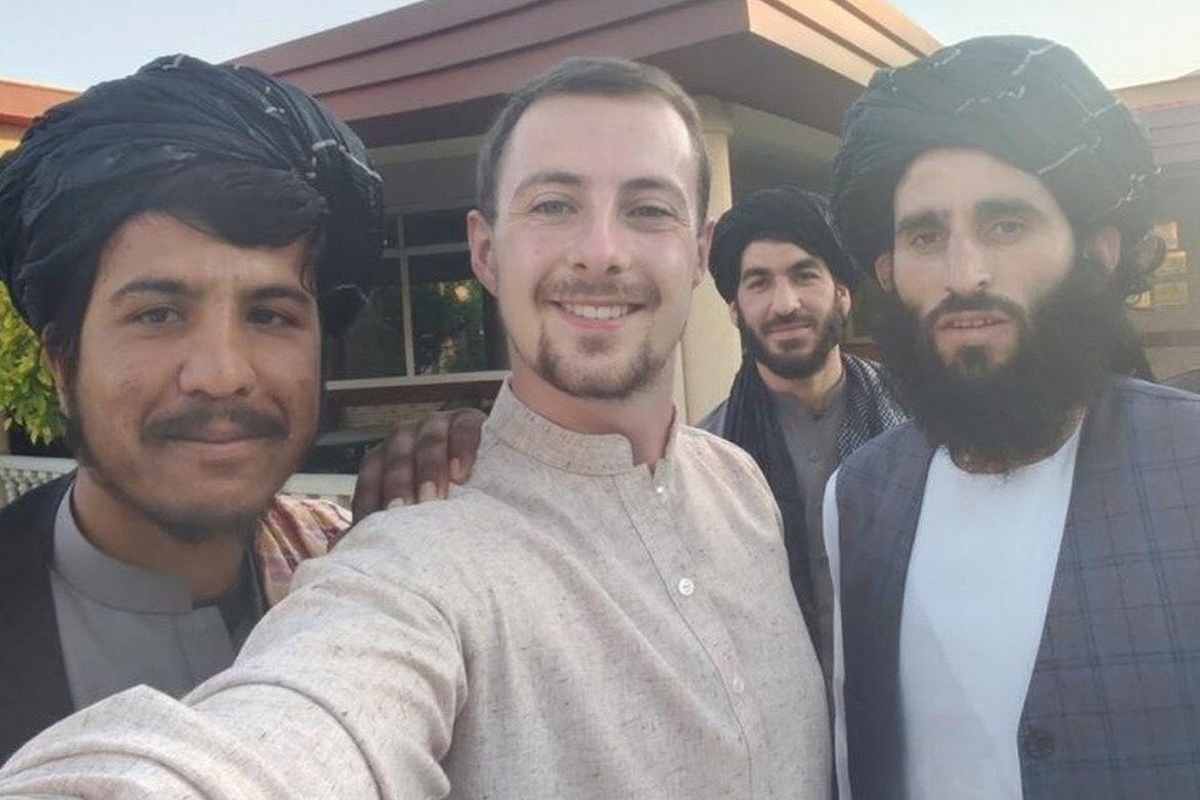 عکس‌هایی از حضور اسیر بریتانیایی در میان طالبان
