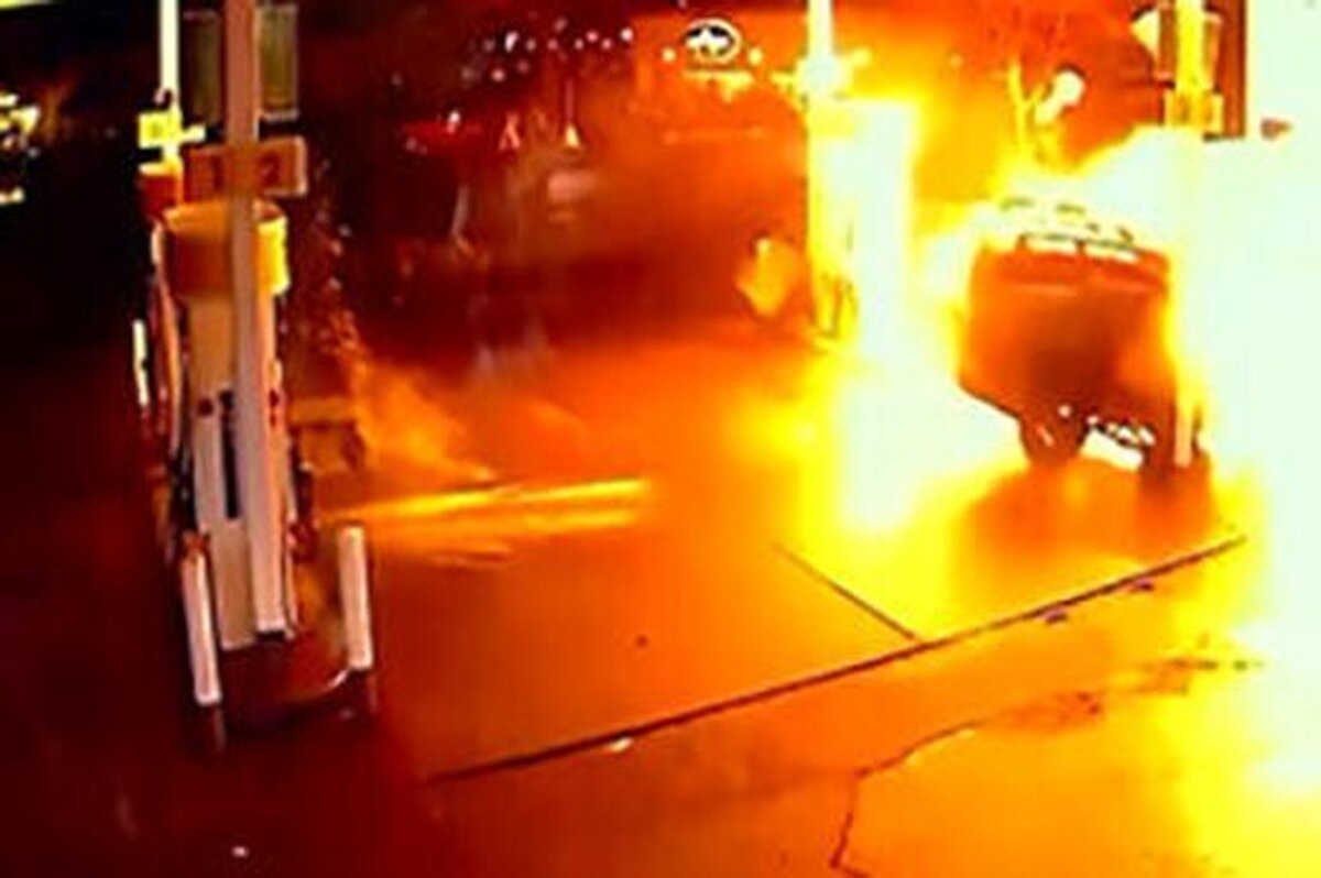 ویدئو| لحظه انفجار مهیب در یک پمپ بنزین