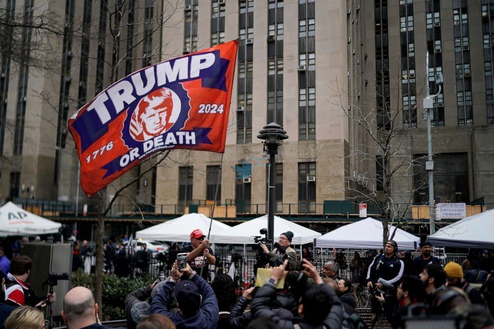 طرفداران ترامپ به سمت محل جلسه محاکمه وی در نیویورک هجوم بردند