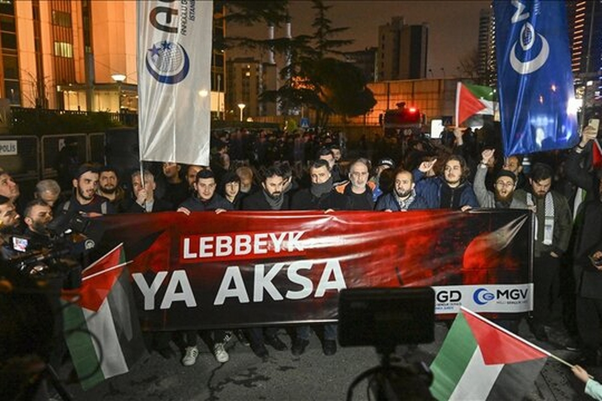 ساکنان استانبول در محکومیت یورش اشغالگران به مسجدالاقصی تجمع کردند