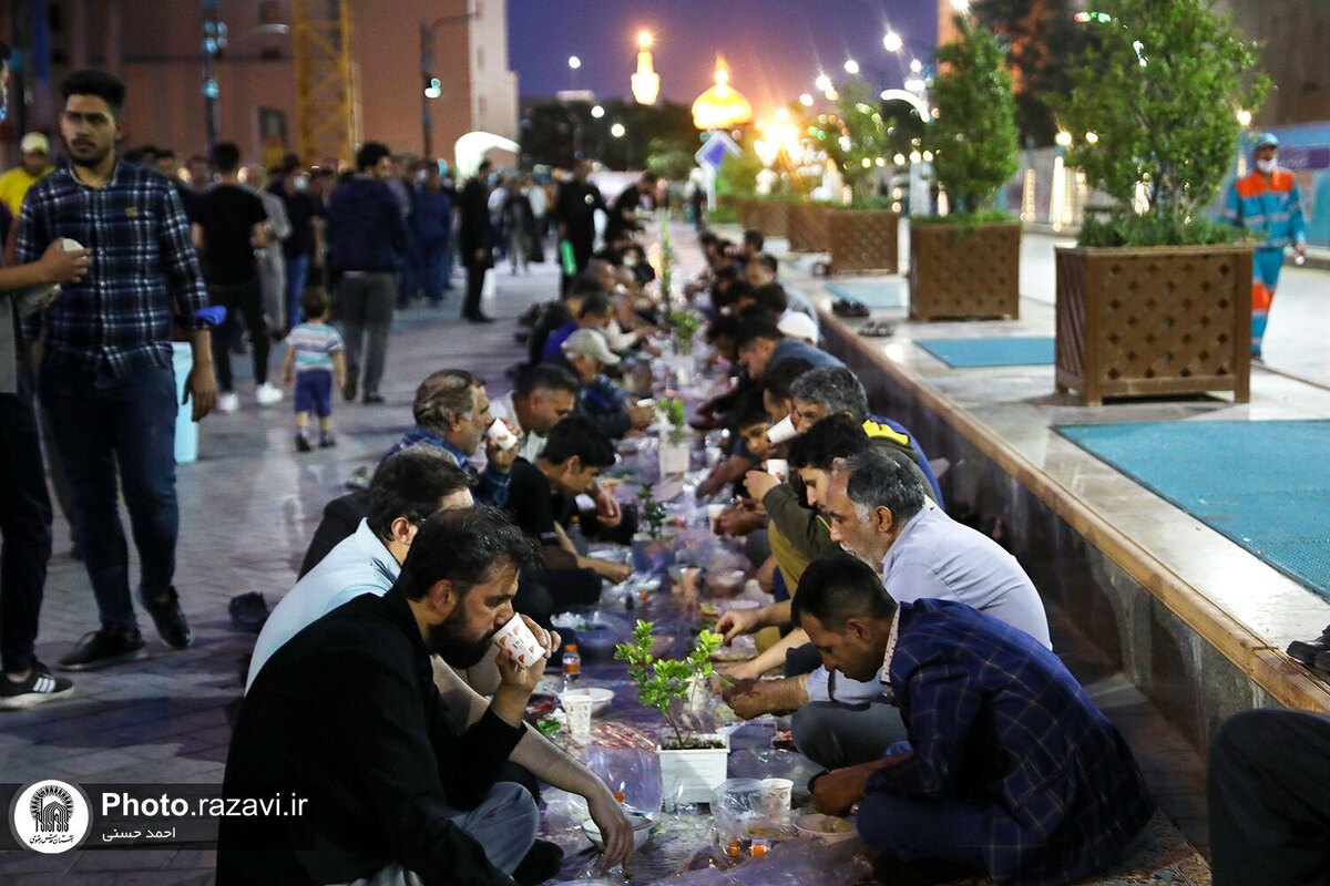 افطاری ساده در خیابان | میزبانی از زائران رضوی در موکب امام هشتم (ع) + فیلم