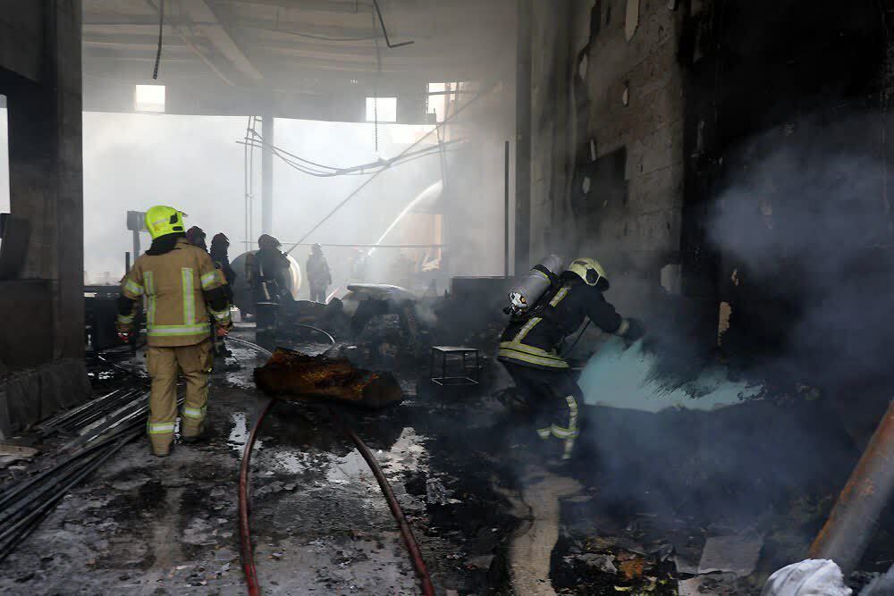 مهار آتش‌سوزی کارگاه تولید ابر و اسفنج در خیابان گاز مشهد + عکس