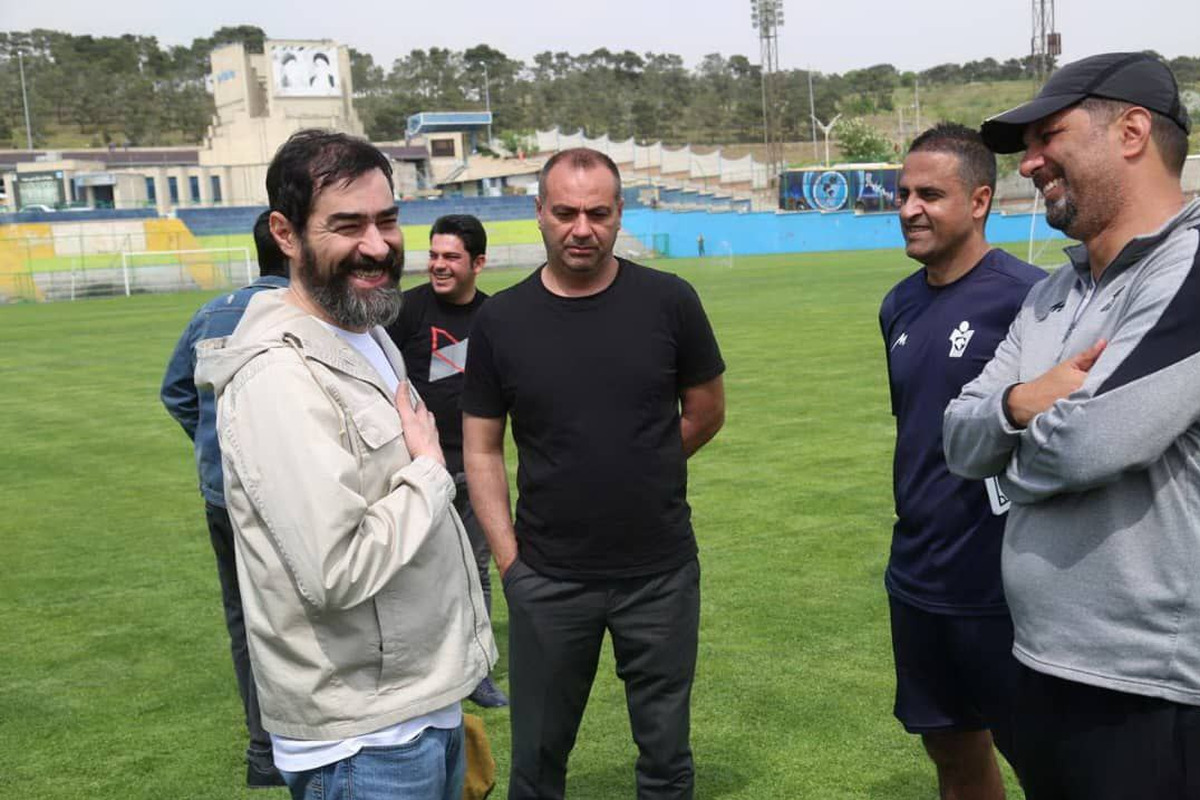حضور شهاب حسینی در تمرین تیم فوتبال پیکان| پاسخ آقای بازیگر به سوال بازیکنان درباره سرنوشت سریال «پوست شیر»