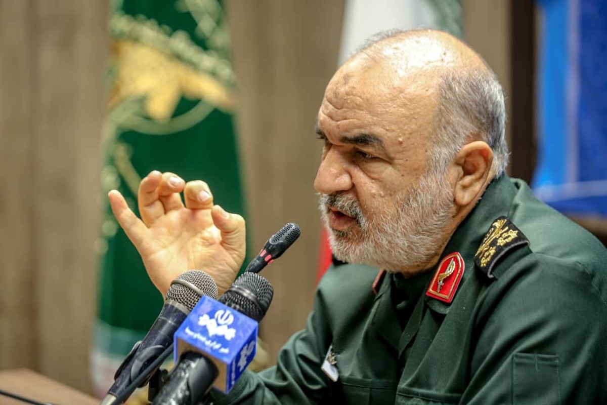 سرلشکر سلامی: ارتش و سپاه در خط مقدم پاسداری از انقلاب و ایران همچنان دشمنان را ناامید خواهند کرد