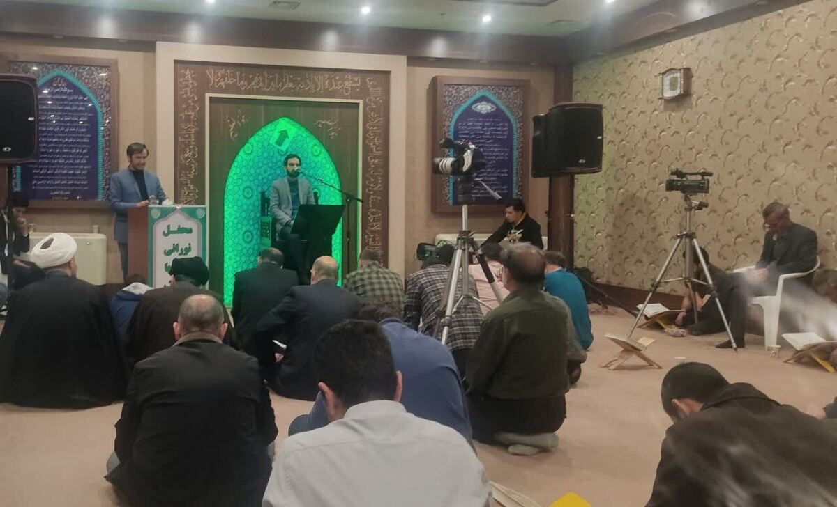 محفل انس با قرآن در مجتمع تجاری سلمان مشهد برگزار شد