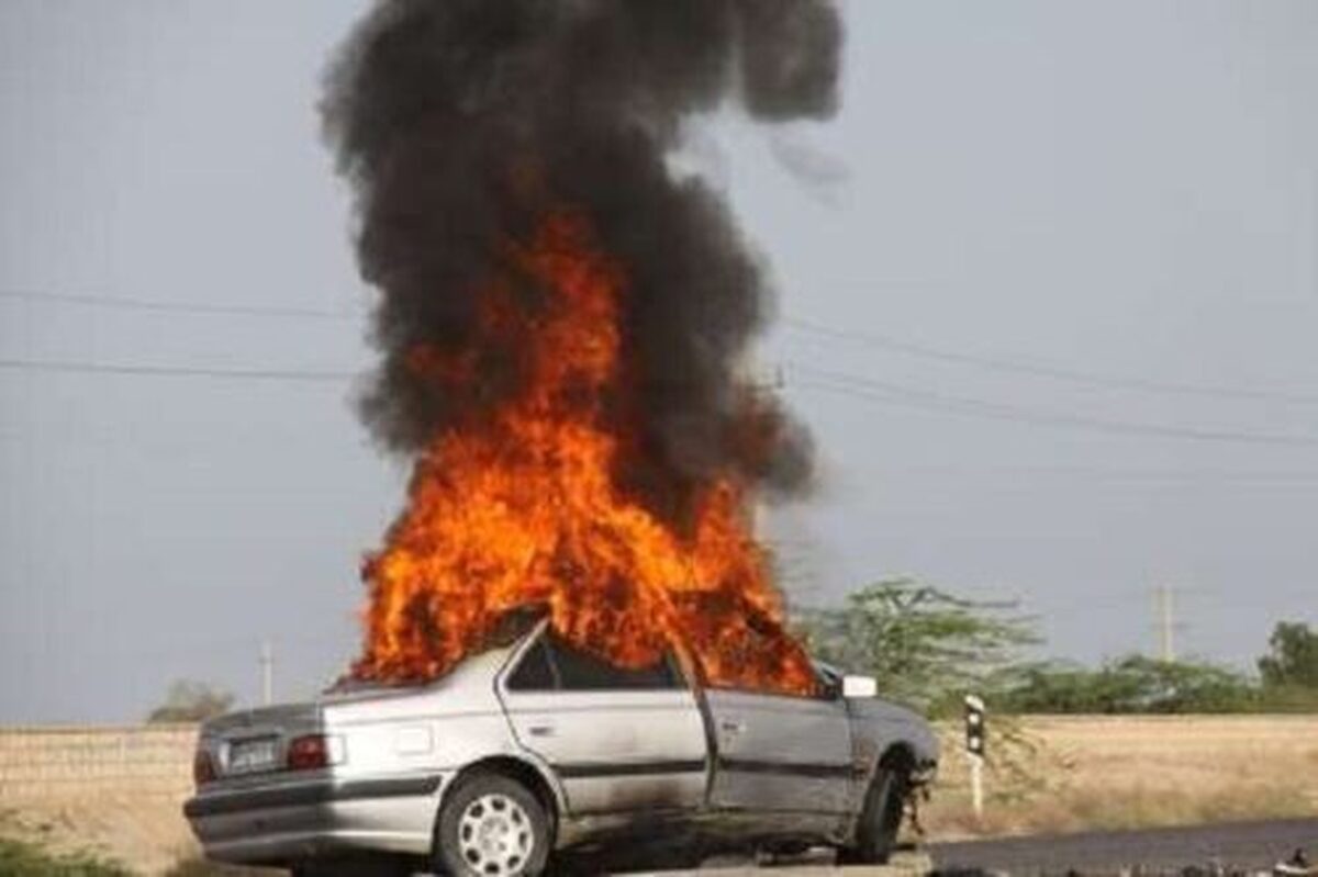 ۷ مصدوم براثر آتش سوزی خودروی حامل دانش آموزان در استان فارس