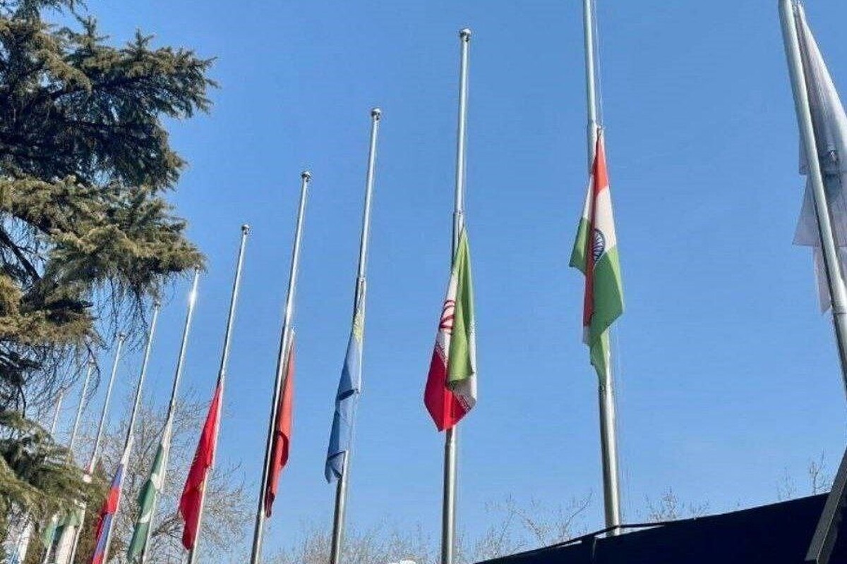 نیمه برافراشته شدن پرچم کشور‌های عضو شانگ‌های به احترام قربانیان اقدام تروریستی کرمان