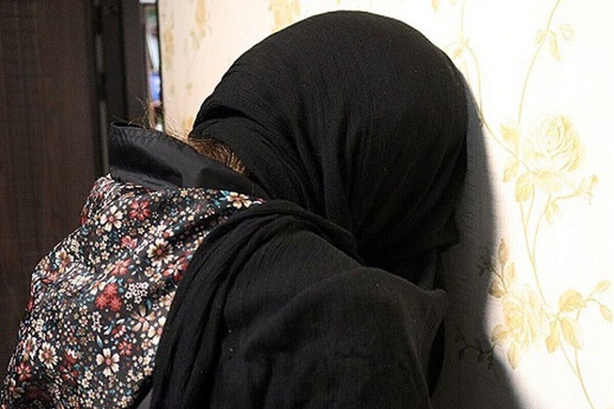 صدای زنگ تلفن باعث دستگیری زن سارق در کمد دیواری شد + عکس