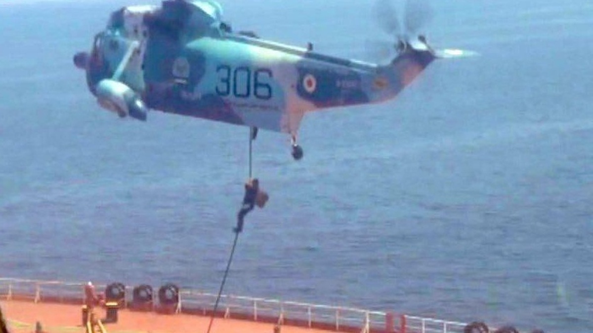 نیروی دریایی ارتش یک نفتکش آمریکایی را در دریای عمان توقیف کرد