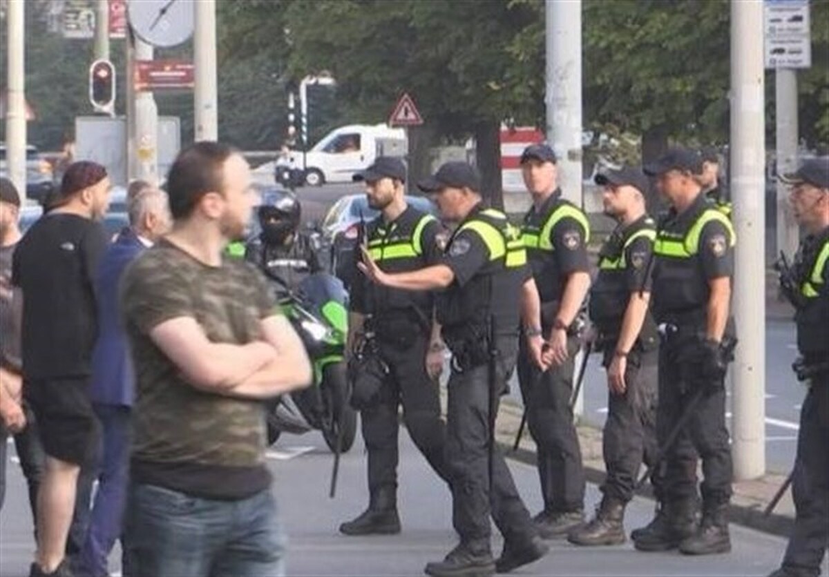 پلیس هلند با معترضان به هتک حرمت قرآن برخورد کرد