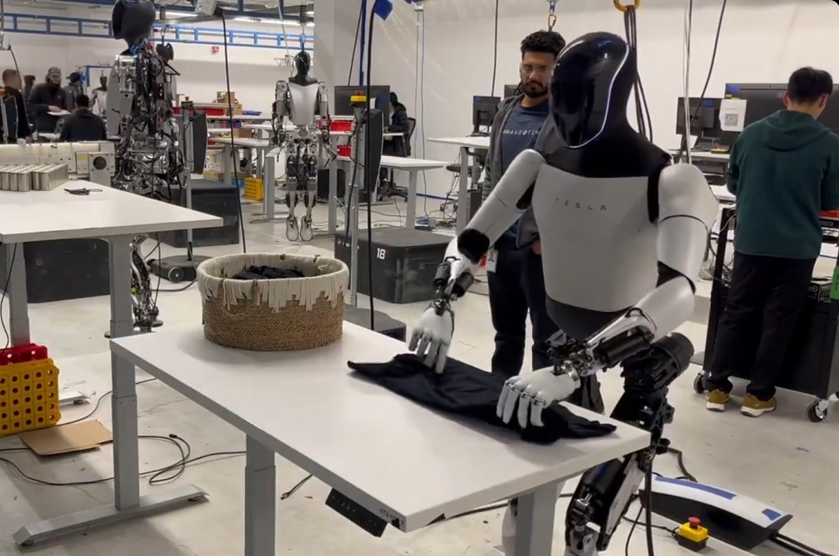 ویدئویی از ربات انسان‌نمای تسلا درحال تا کردن یک تی شرت!