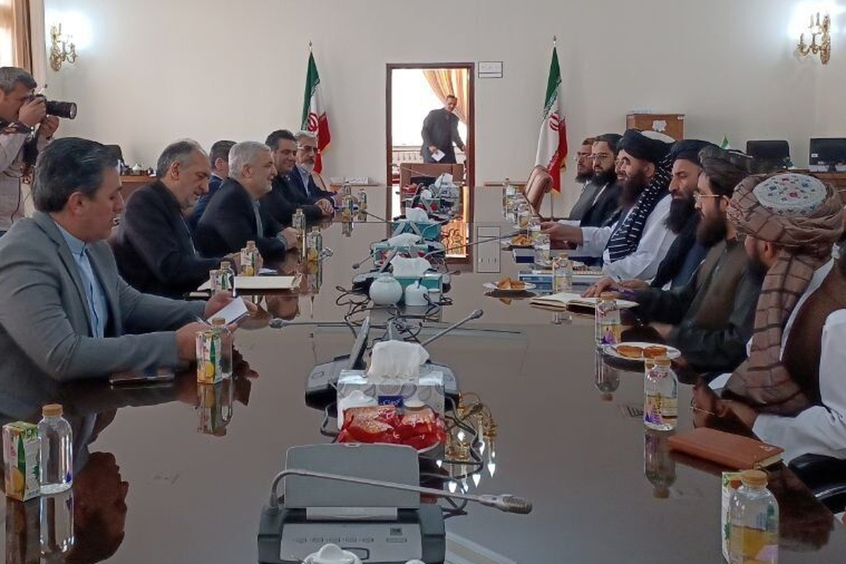 کاظمی قمی با وزیر خارجه طالبان دیدار کرد