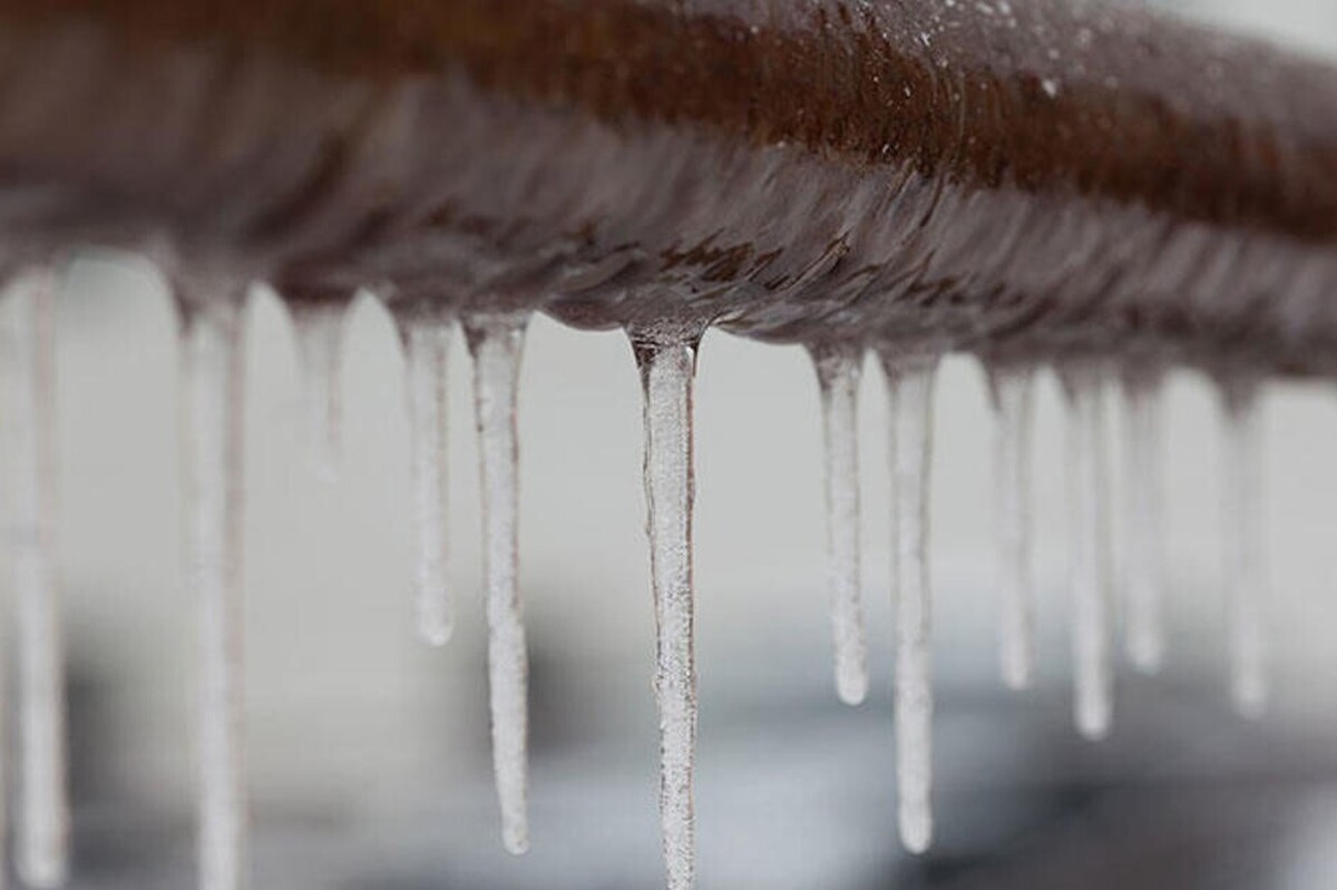 چه راه‌هایی برای جلوگیری از یخ زدن و باز کردن لوله‌های یخ‌زده وجود دارد؟
