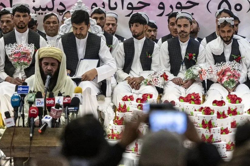 مراسم عروسی‌ دسته‌جمعی در کابل | فقط دامادها دیده شدند + عکس