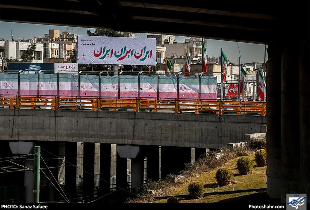فضاآرایی و آذین‌بندی شهر مشهد هم‌زمان با ایام‌الله دهه‌فجر