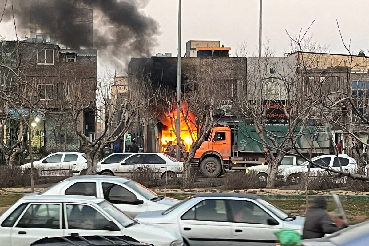 مهار آتش سوزی یک مغازه تعمیرگاه خودرو در حاشیه صدمتری مشهد + عکس و فیلم (۱۱ بهمن ۱۴۰۲)
