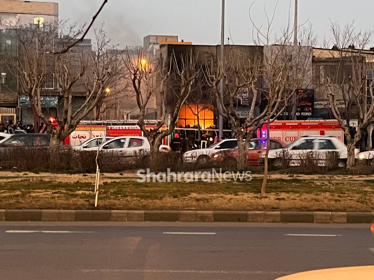 مهار آتش سوزی یک مغازه تعمیرگاه خودرو در حاشیه صدمتری مشهد + عکس و فیلم (۱۱ بهمن ۱۴۰۲)