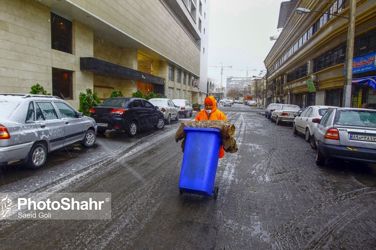 آمادباش خدمات شهری شهرداری مشهد در روز برفی (۱۳ بهمن ۱۴۰۲) + عکس