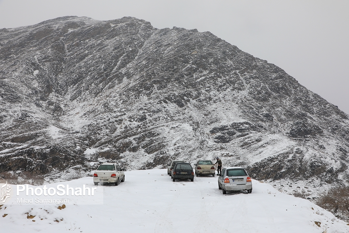 مشهدی‌ها به طرقبه‌شاندیز سفر نکنند | ۳۰ خودرو گرفتار برف (۱۳ بهمن ۱۴۰۲)