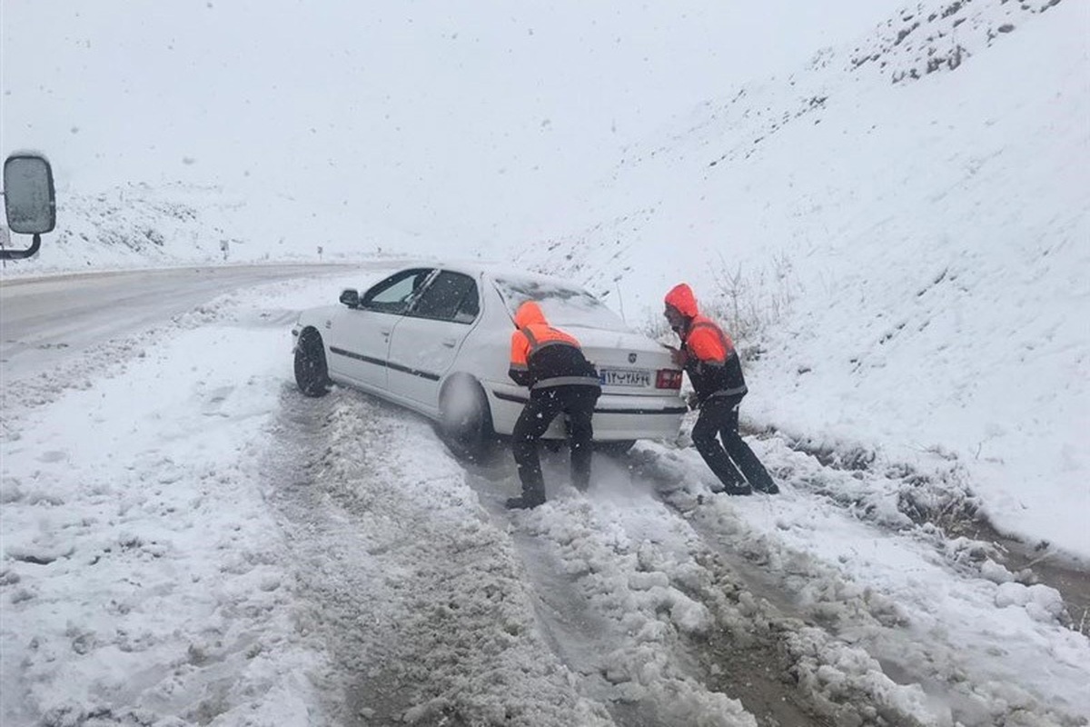 ۲۸۳ خودروی گرفتار در برف محور‌های خراسان رضوی امدادی رسانی شدند