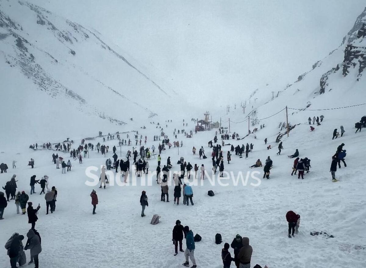 برف سنگین، مردم را درپیست اسکی شیرباد غافلگیر کرد (۱۳ بهمن ۱۴۰۲)