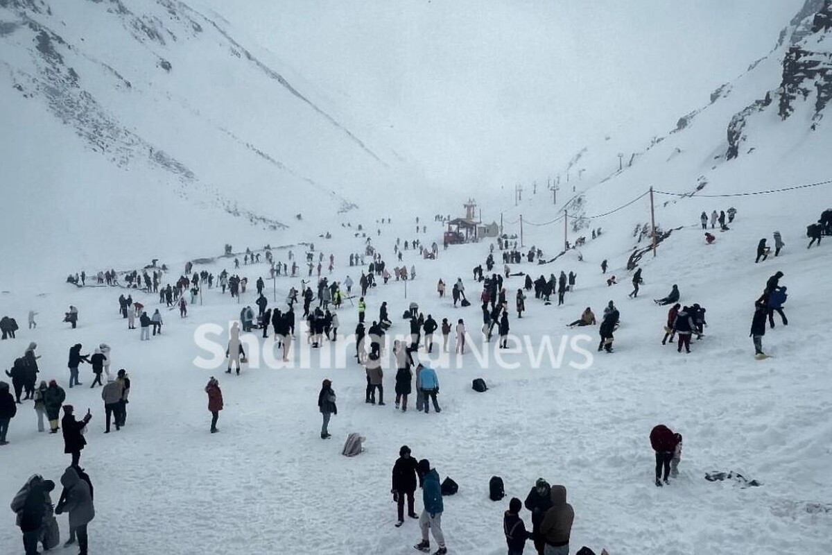 مصدومیت ۸ نفر در پیست اسکی شیرباد مشهد (۱۴ بهمن ۱۴۰۲)