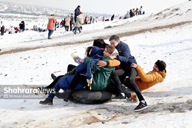تیوپ سواری و برف بازی مردم مشهد پس از یک روز برفی (۱۴ بهمن ۱۴۰۲)