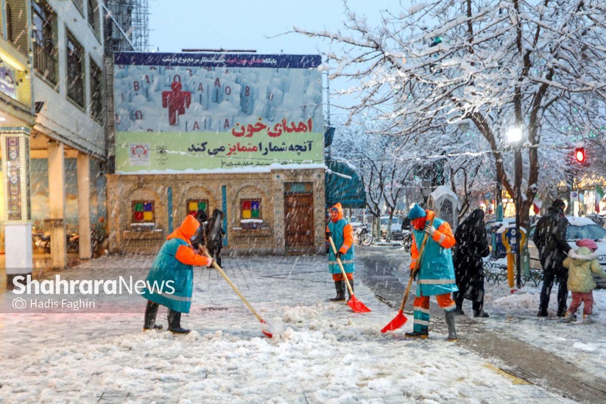 آماده‌باش ۳۰۰۰ نیروی خدماتی در برف اخیر مشهد | ۳۲ درخت در پی بارش برف شکست