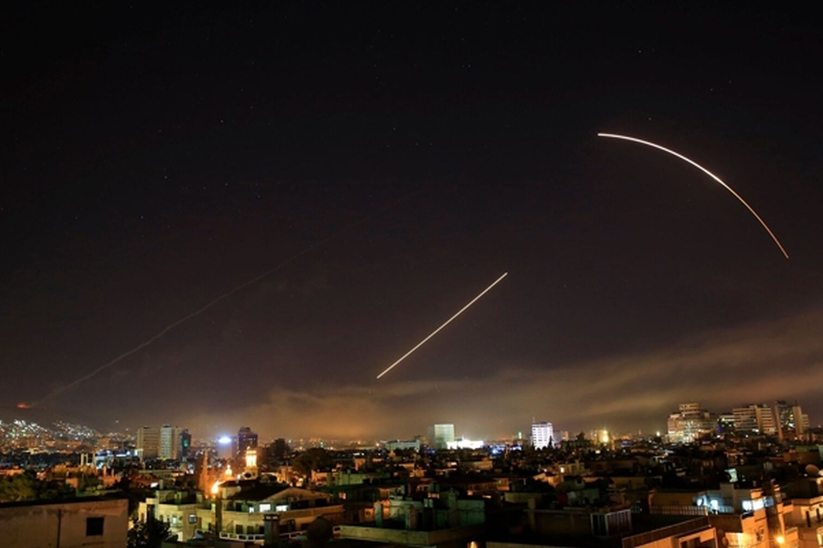 شنیده‌شدن صدای انفجار در آسمان سوریه | حمله اسرائیل به حمص + فیلم و عکس (۱۸ بهمن ۱۴۰۲)