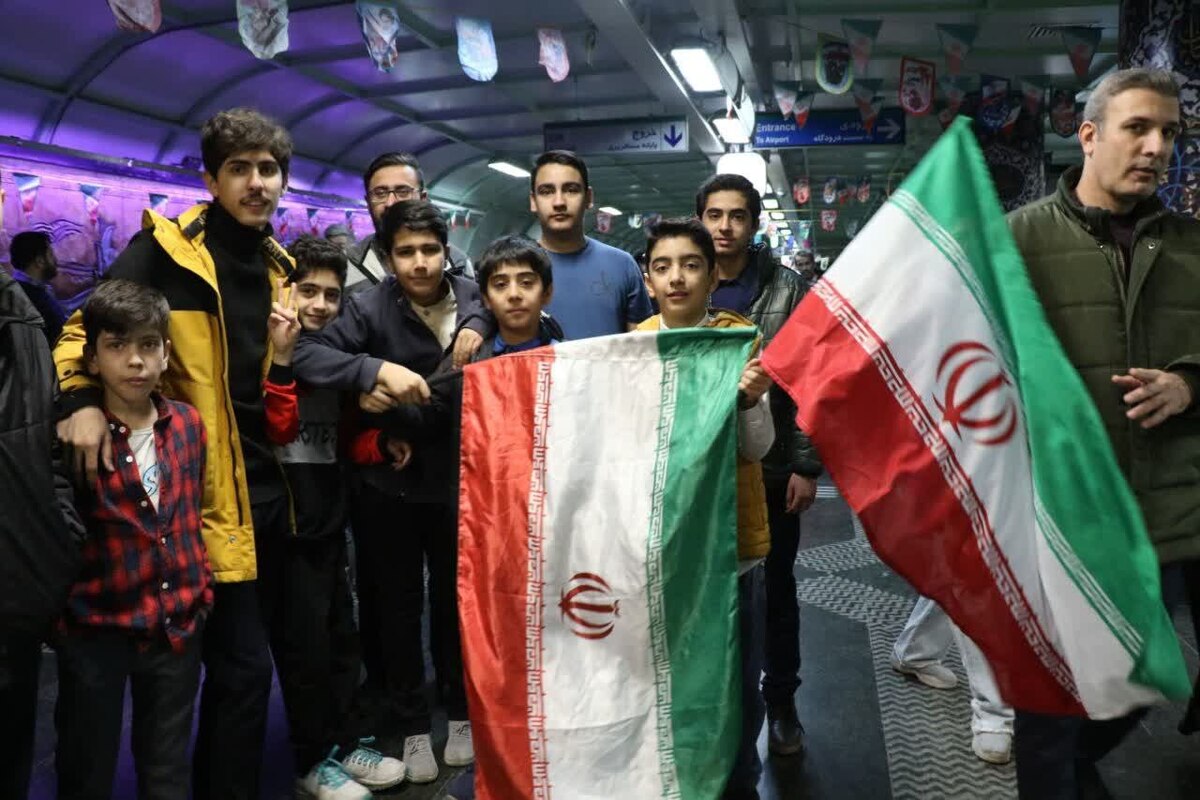 ویدئو | ازدحام فوق العاده و شعار‌های مردم مشهد در ایستگاه قطار شهری (۲۲ بهمن ۱۴۰۲)