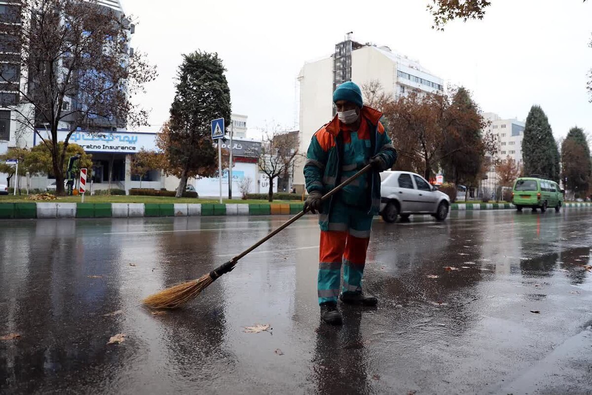 آمادگی پاکبانان و تجهیزات خدمات شهری مشهد هم‌زمان با بارش باران (۲۸ بهمن ۱۴۰۲)